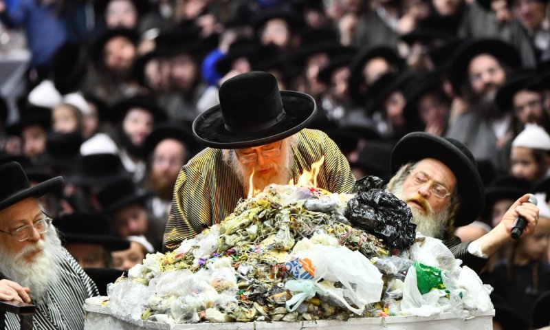 עבודת שריפת הפתילות של האדמו"ר מתולדות אהרן | צפו בתיעוד