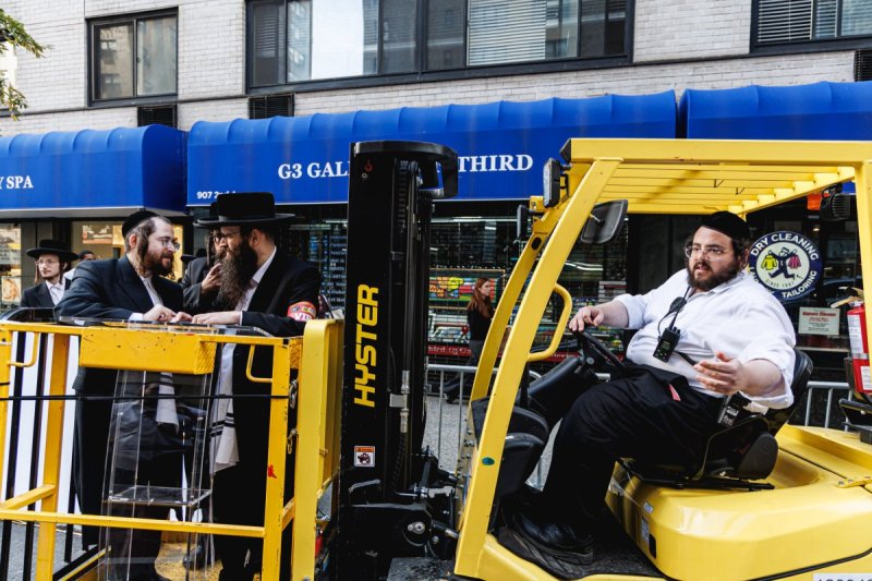 האחים לאנטשעווסקי, אברומי בלום, ד. ה. כרם, אייזיק. י, Clear shot