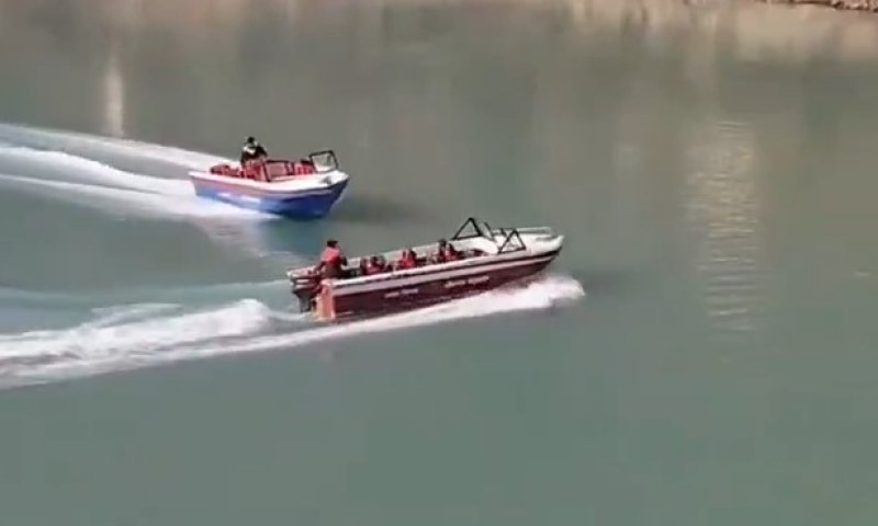 במהלך שייט בנהר בהודו: סירה התנגשה בחברתה ועלתה עליה - הנהג קפץ למים