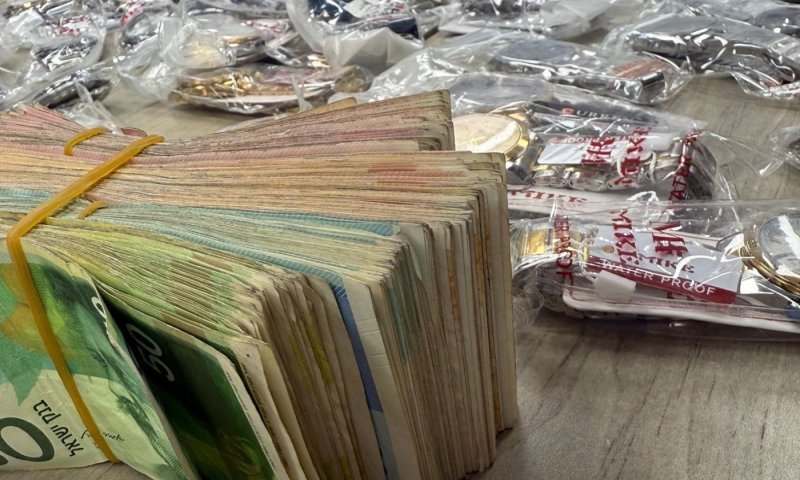 170 שעונים יוקרתיים וכסף מזומן: תפיסה דרמטית בכביש 60