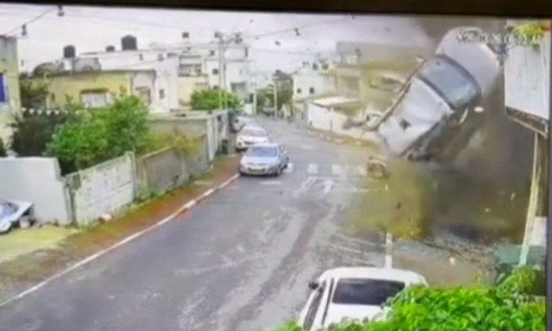 תיעוד דרמטי מכפר קאסם: יצאו מהרכב שניות לפני שהטיל פגע בו והעיף אותו