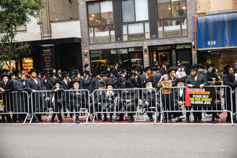 האחים לאנטשעווסקי, אברומי בלום, ד. ה. כרם, אייזיק. י, Clear shot