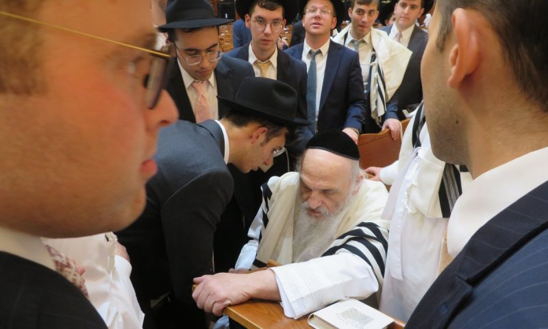 אמת מה נהדר: המוני התלמידים והבוגרים התברכו מרה"י הגר"ח פיינשטיין
