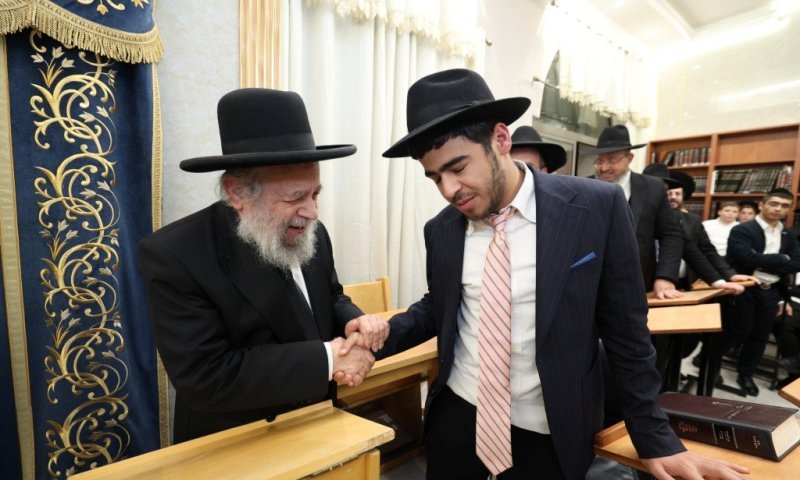 בקבלת הפנים לאסיר עולם התורה ראש הישיבה פרץ בבכי 