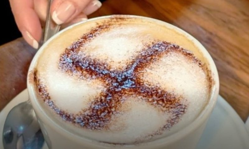 "קפוצ'ינו נאצי": הבריסטה צייר צלב קרס על הקצף - ונזרק מהעבודה בבושת פנים