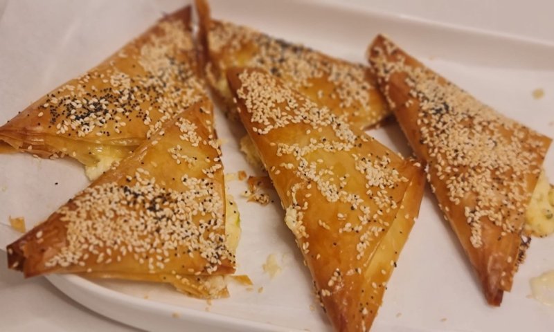 קריספיים ומושלמים: מתכון למשולשי פילו במילוי גבינות 