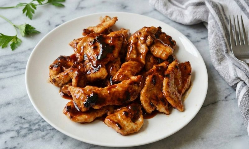 בקלי קלות ובמהירות: מתכון לקוביות חזה עוף מקורמלות ברוטב ברביקיו משגע