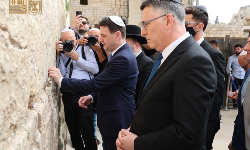 שר החוץ של צ'כיה בכותל: "​אנחנו מי שאנחנו בזכותכם"