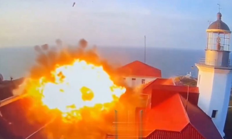 תיעוד: הרגע שבו פצצה רוסית נחתה באי הנחשים 