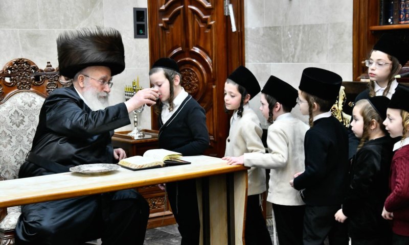 לאחר שהשקה את הילדים ביין: הגרש"א שטרן הדליק ב'מתיבתא'