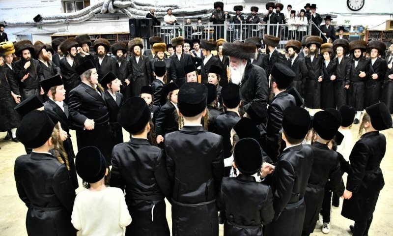 בשמחת חתונת הנכדה: הרבי רקד עם עשרות מנכדיו
