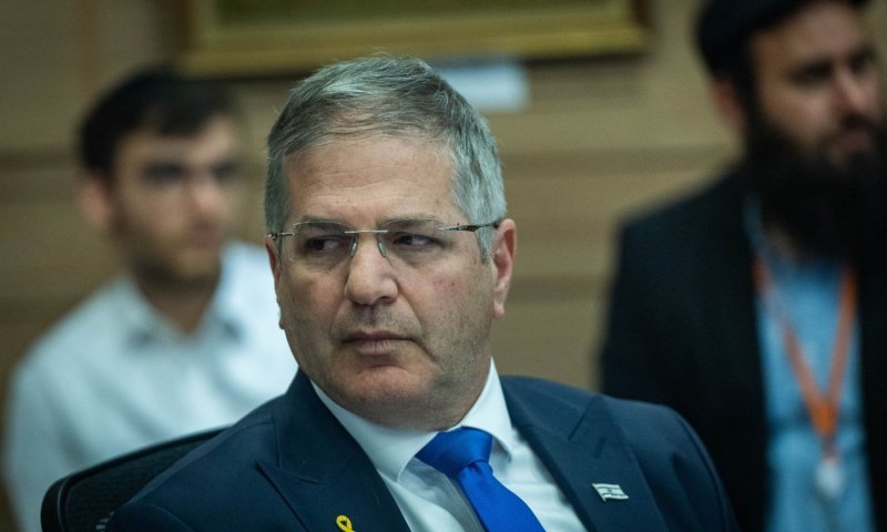 קיש חזר בו: אין איסור גורף על כניסת "אחים לנשק" לבתי ספר