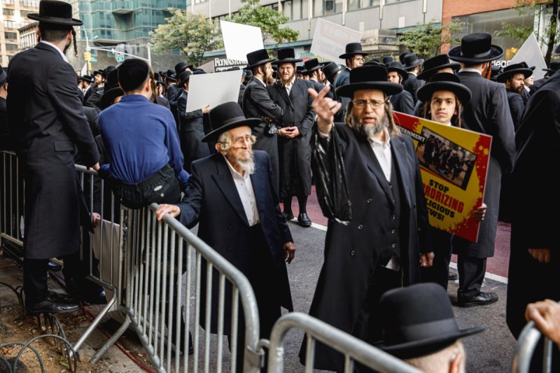 האחים לאנטשעווסקי, אברומי בלום, ד. ה. כרם, אייזיק. י, Clear shot