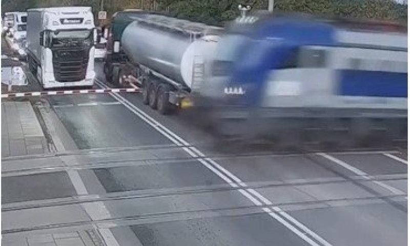 רגע מפיצוץ מטורף: מיכלית דלק הצליחה לעבור את הפסים בשניה שהרכבת עברה