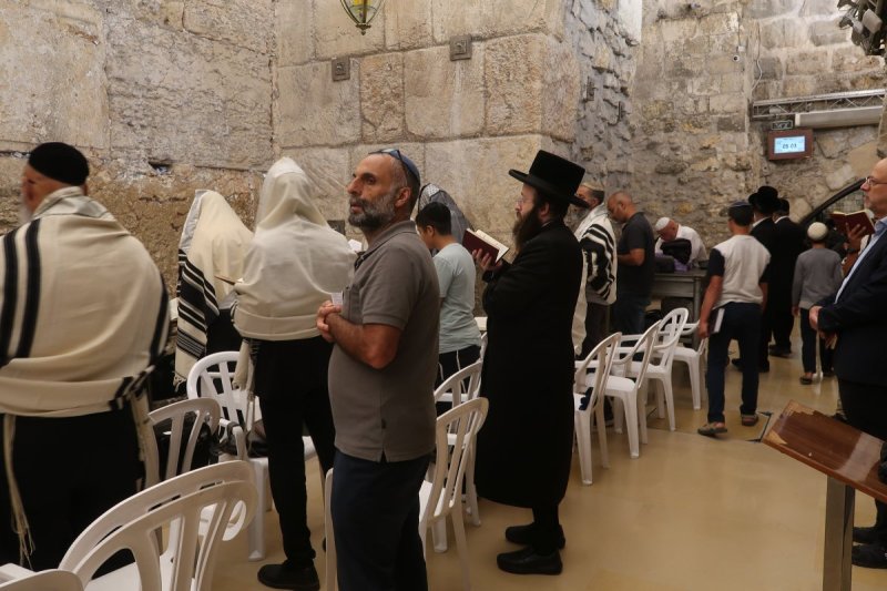 <blat>בחדרי חרדים</blat>