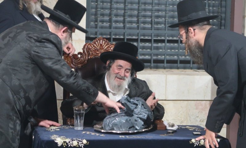 שיפור במצבו של האדמו"ר מויז'ניץ: קולו נשמע בברכת החודש במושב אורה
