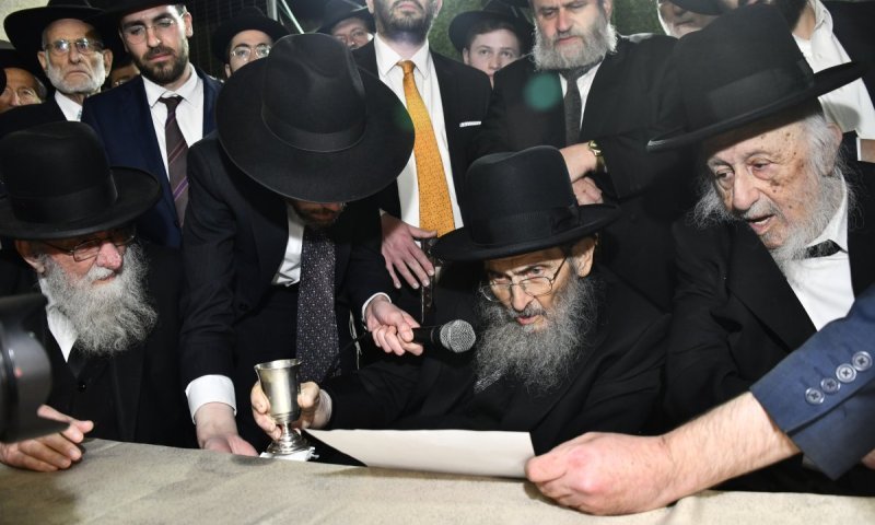 ראש הישיבה שהיה במצב קשה הגיע לחופת נכדו וכובד בברכה אחריתא