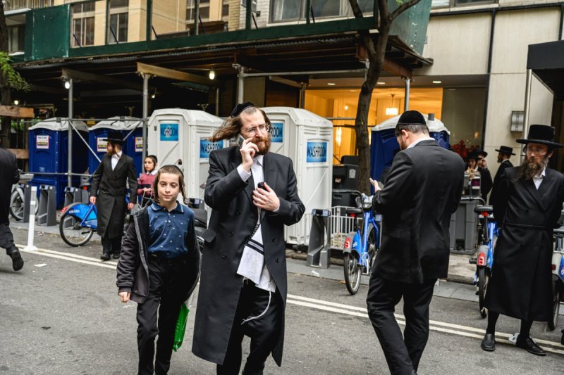 האחים לאנטשעווסקי, אברומי בלום, ד. ה. כרם, אייזיק. י, Clear shot