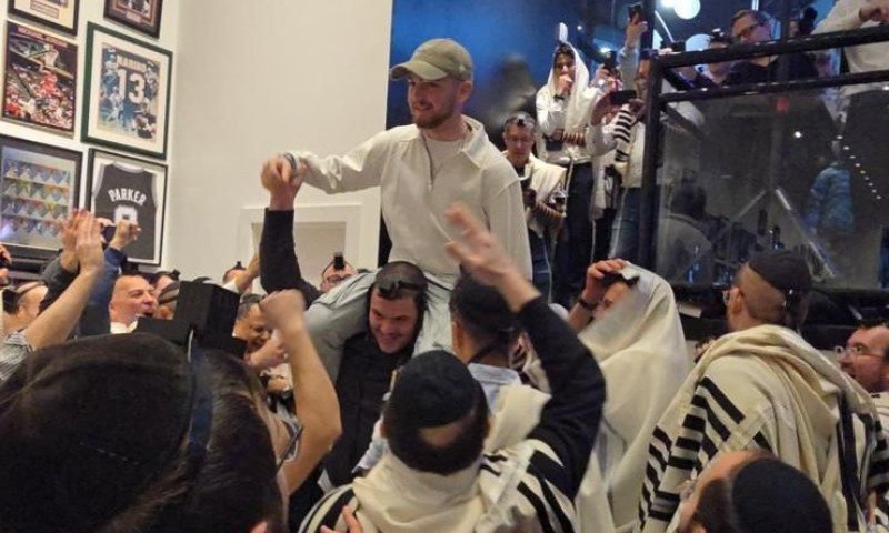 ספרדים ואשכנזים: מאות התפללו עם שורד השבי בר קופרשטיין