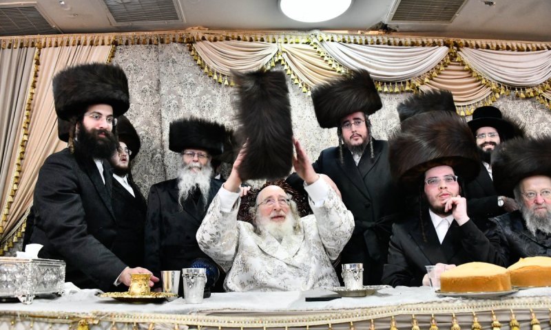 האדמו"ר העיף את השטריימל: שמחת החתונה לנכדת הרבי מספינקא 