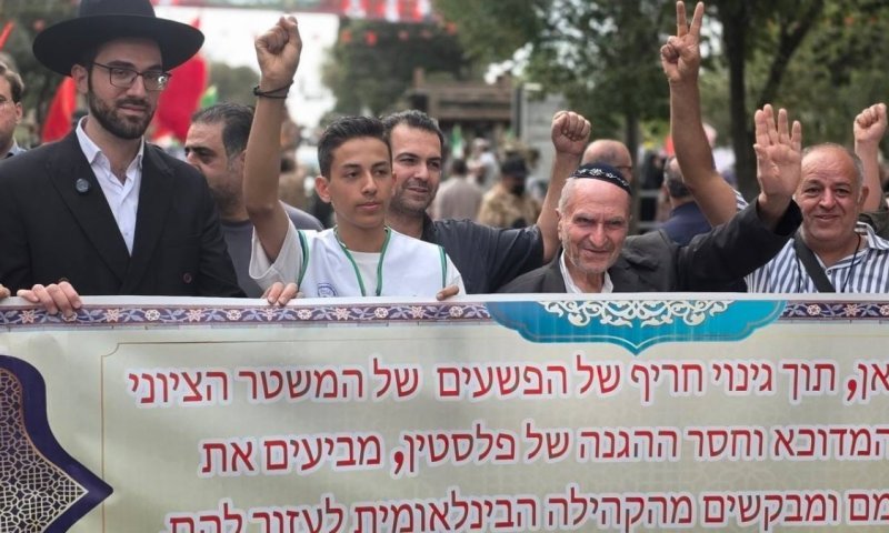 מצעד תחת עין המשטר: יהודי איספהאן מפגינים נאמנות למשטר האיראני