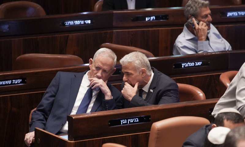 חילופי האשמות בין לפיד לגנץ: ״יצאתי למבצע בעזה, אתה משקר״