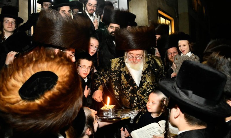 על המדרגות בדונולו: הרבי מספינקא שרף את הפתילות במוצ"ש ויגש