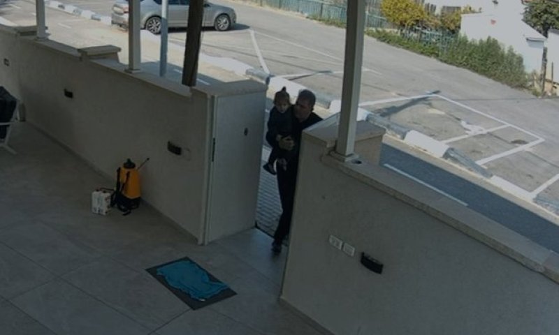 עין בעין עם המחבל: סבא ונכד ניצלו ברגע האחרון | תיעוד