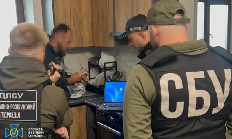 קרא להרס שלטי חוצות על פסח: נעצר אנטישמי שהסית לפגיעה ביהודים