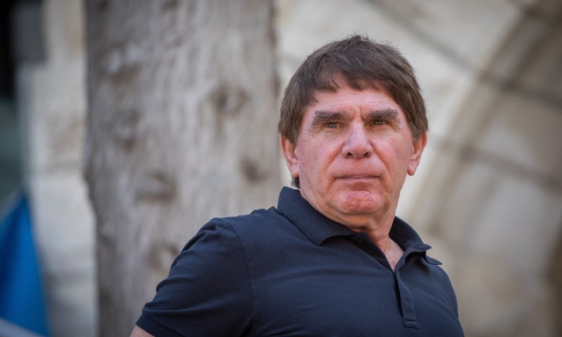 העיתונאי הוותיק משה נוסבאום נפצע בתאונת דרכים: "סיכוי טוב שאחייה"