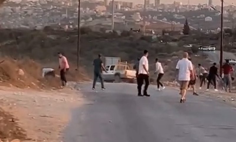 עשרות פלסטינים יידו אבנים לעבר ישראלים, קטין נפצע