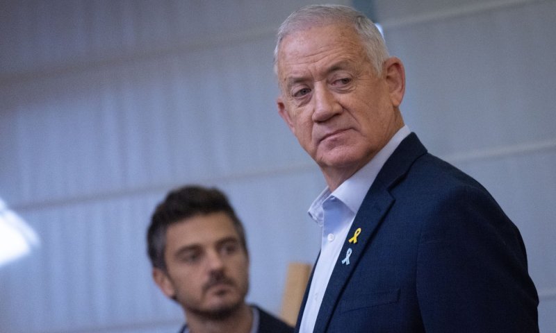 הפער בין המסרים למציאות: גנץ במהלך מביך מול מנסור עבאס