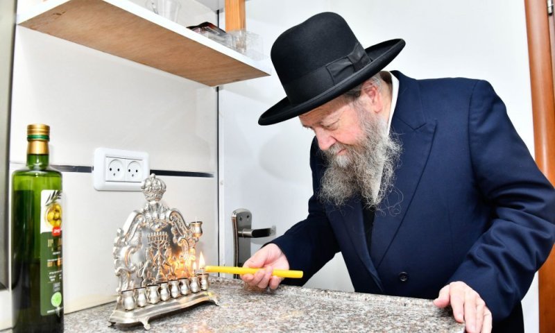 מחדר טיפול נמרץ: בנו של זקן המקובלים מתחנן להתפלל על אביו