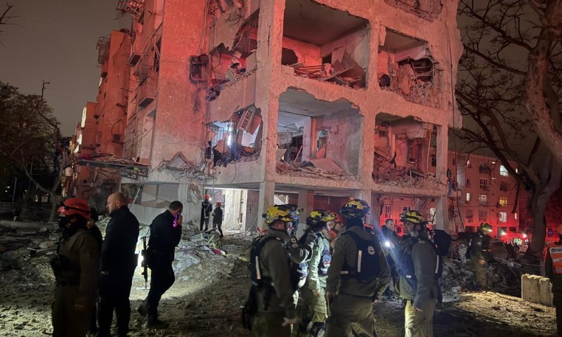 נפילת הטיל באזור החרדי: כ-90 איש נפצעו, נזק רב לבניינים רבים 