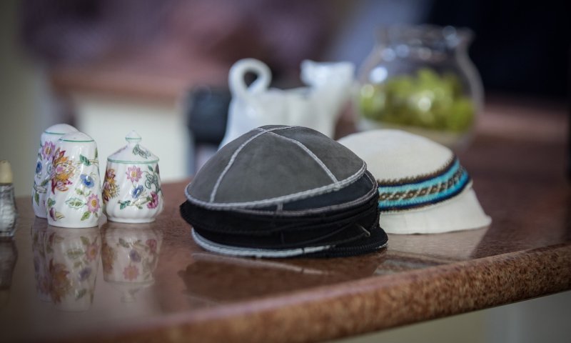 נחשפה זהותו של תוקף ילדים חרדים בצרפת: "אקרע את הכיפה"