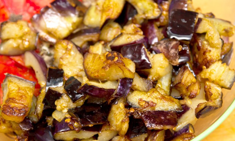 סלט חצילים מטוגנים, טוב כזה, עם קטע :)