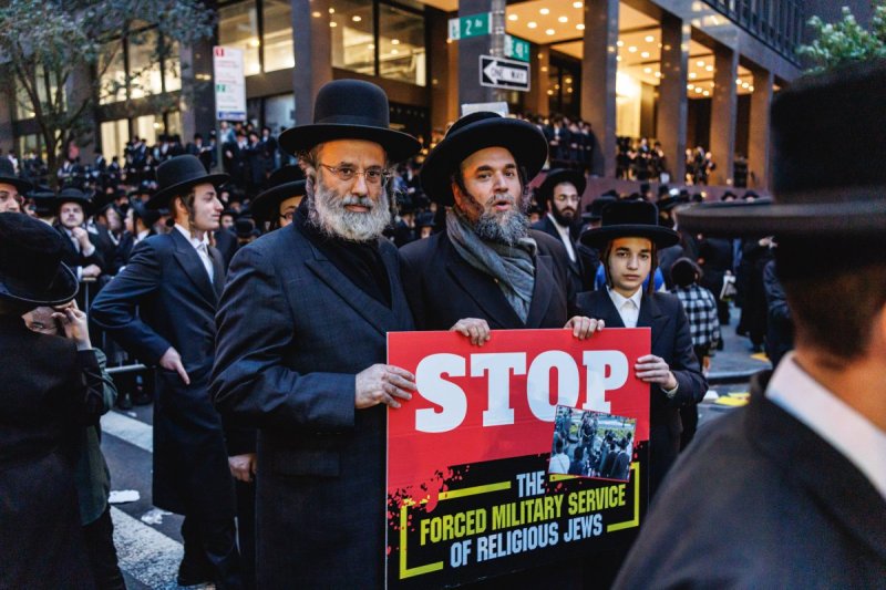 האחים לאנטשעווסקי, אברומי בלום, ד. ה. כרם, אייזיק. י, Clear shot