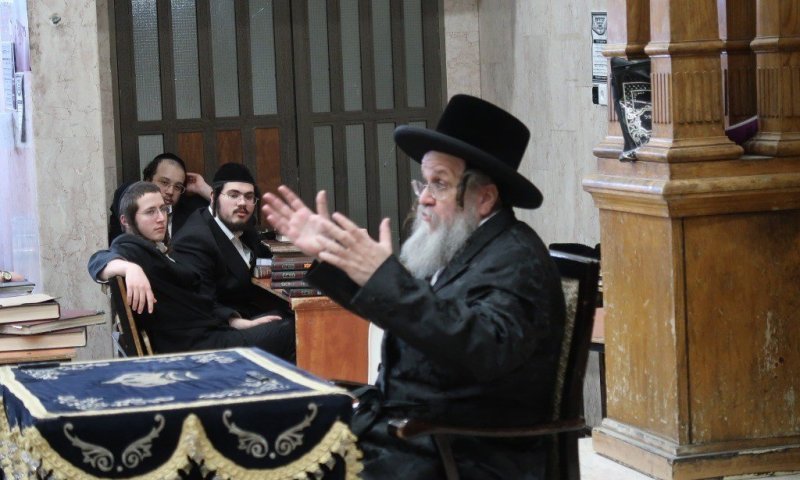 כמה נחת: הרבי מדינוב חיזק את בחורי דושינסקיא בשובבי"ם