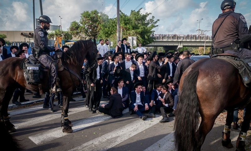קיצונים חוסמים את כביש 4 במחאה על מעצר עריקים