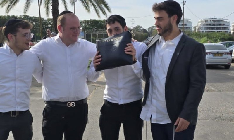 אחרי שמנעו ממנו תפילין בכלא: אסיר עולם התורה שוחרר בערב שבת