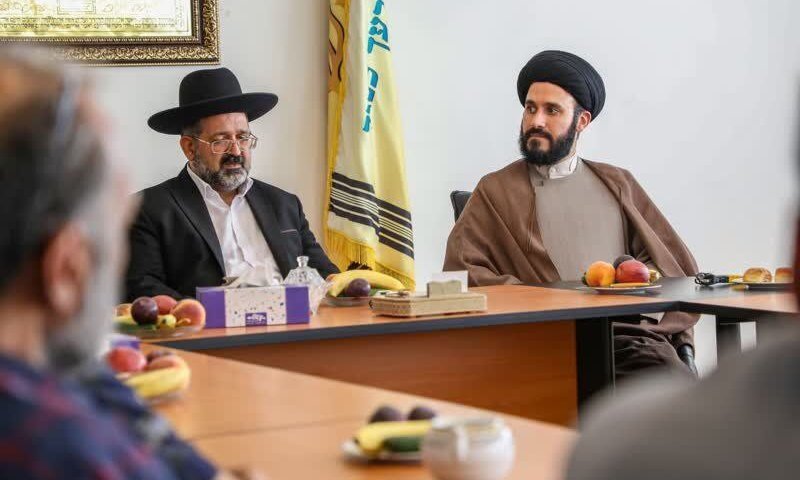 חכם חמאמי מרבני איראן לצד נציגי חיזבאללה בכנס לזכרו של סולימאני