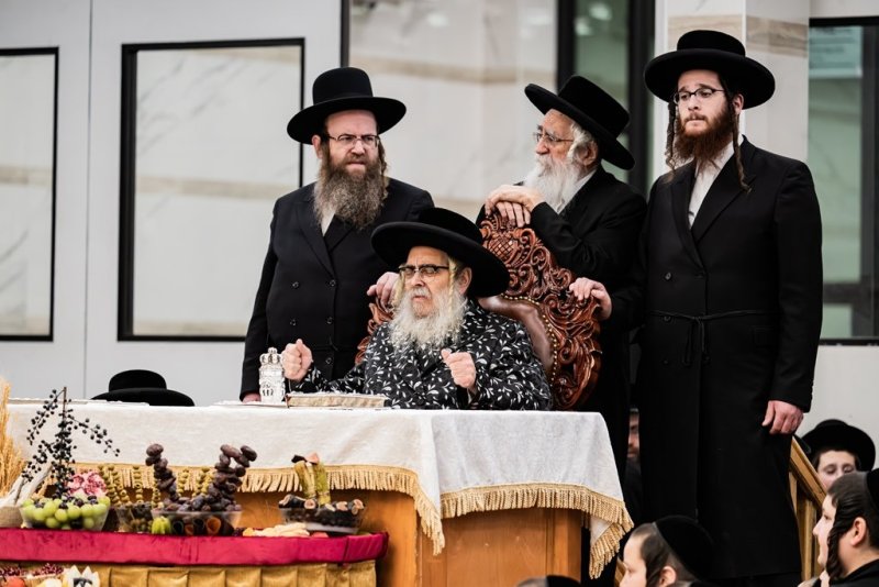 בחצרות סאטמר