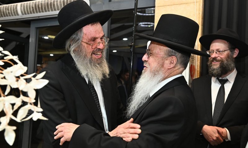 הנכד של הגרב"צ אזרחי מ'עטרת' התחתן עם הנכדה של הגר"ד כהן מ'חברון'