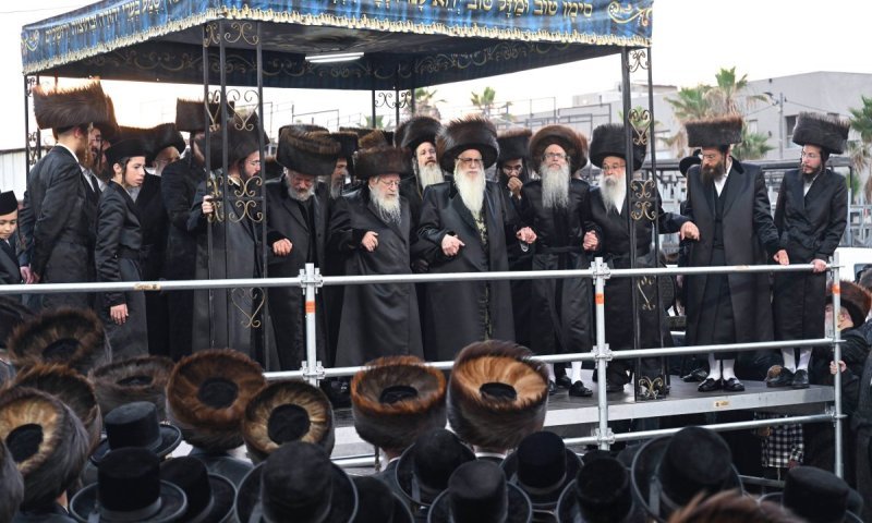 שמחה בקרית צאנז: חתונת בן ראש הכולל ונכד האדמו"ר מצאנז זוועהיל