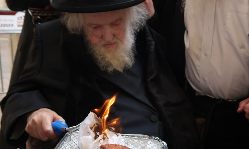 בדמעות שליש ובין ארונות הספרים: ערב פסח במעונו של פוסק הדור