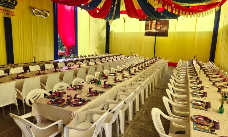 פעילי חב"ד חילקו משלוח מנות לאסירים יהודיים וקראו מגילה