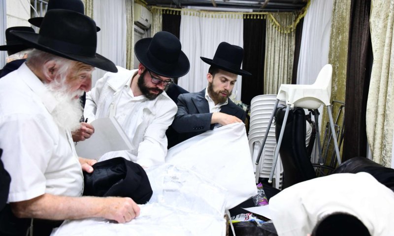 מנחת קודש לנגידים: מדידת ה"קיטלאך" המפוארים בביתו של הרבי ממודז'יץ