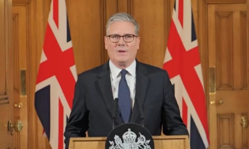 עם גילוי הסקנדל, ראש ממשלת בריטניה נאבק על כיסאו: "לא מוכן לפרוש"