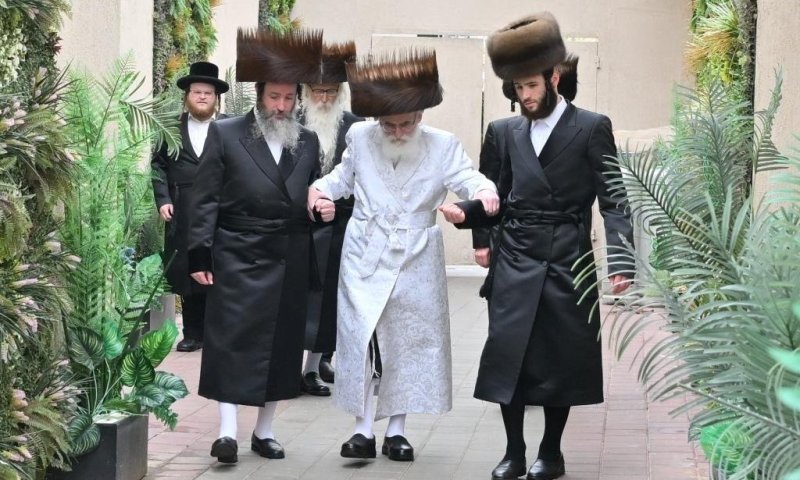 תקנה דרמטית בשידוכים: פסח של התעלות וניסים בחצר ויז'ניץ