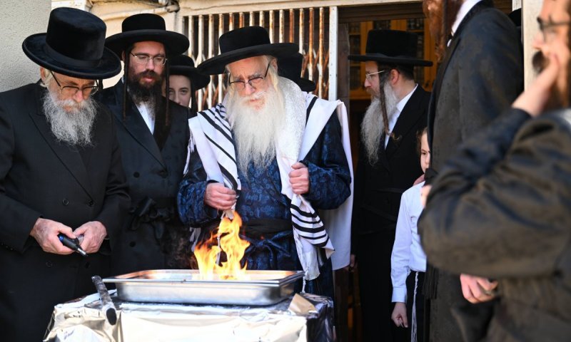 הרבי מצאנז יצא עם טלית לרחבת ביתו לשרוף את הפתילות
